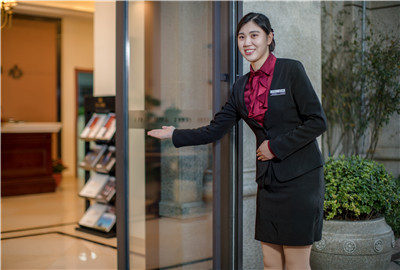 微笑在脸，服务记心