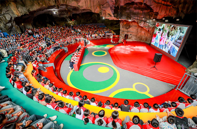 银娱优越会·覃排小学溶洞礼堂启用仪式暨第十二届“爱心妈妈”公益助学活动圆满举行